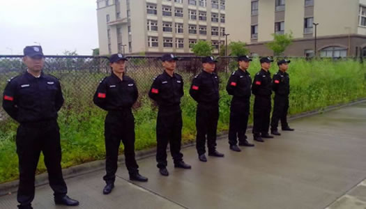 队员在进行跨立练习 - 保安风采 - 盐城君安保安服务